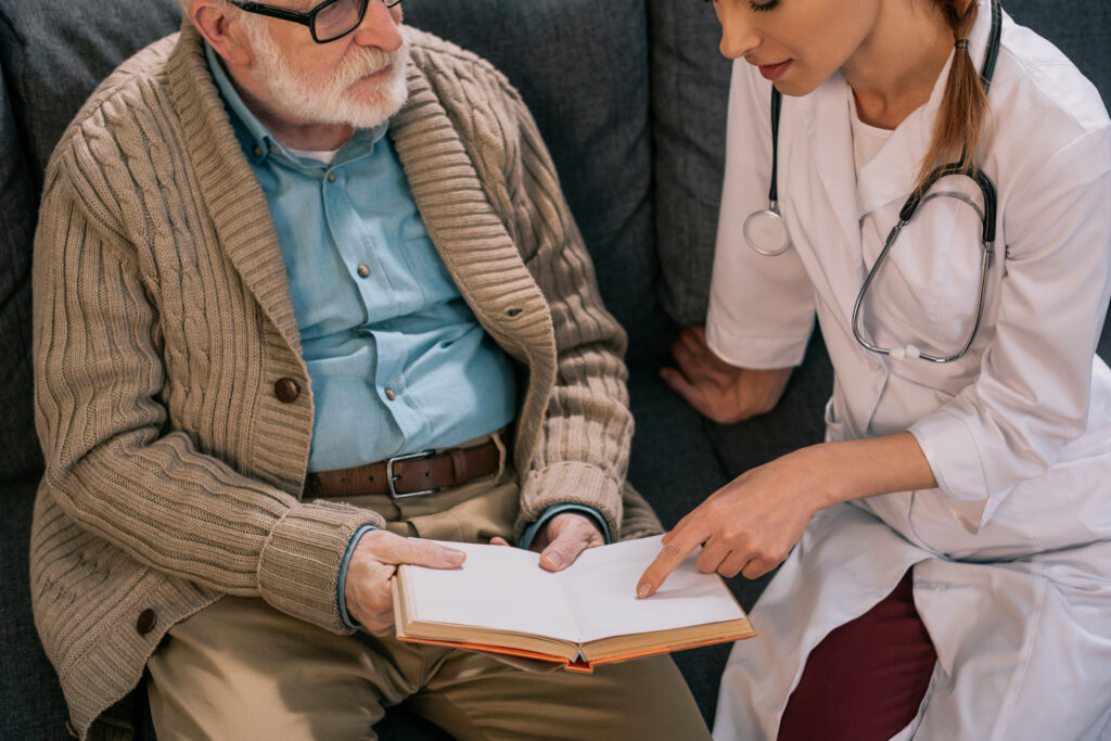 Profesional cuidando a persona con alzheimer